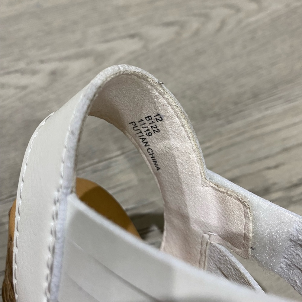 Excellent condition used kids sandals in size 12